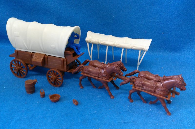 CTS Conestoga Wagon in brown with two tops in cream with 4 horses and driver in 54mm